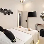 Modern-vintage Old Town Apartment *