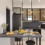 Modern-vintage Old Town Apartment