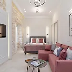 Modern-vintage Old Town Apartment