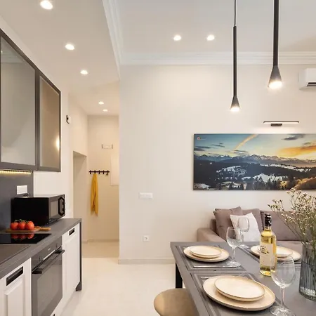 Modern-vintage Old Town Apartment *
