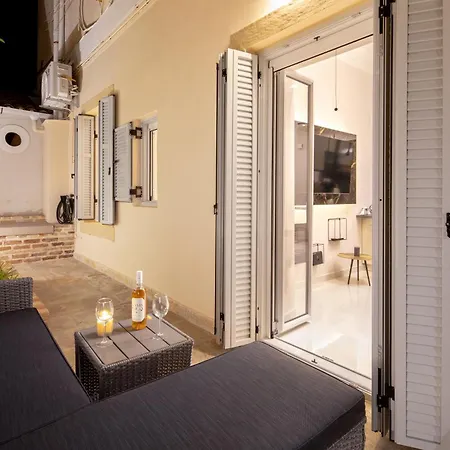 Modern-vintage Old Town Apartment